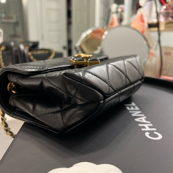 EXTREMELY RARE!!! Black Chanel FlapBag
(AGNEAU/RESINE/M/BLACK) - Picture 4 of 15